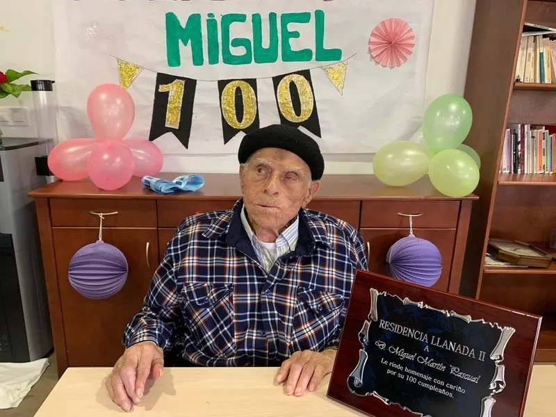 Miguel Martín Pascual celebra su 100 cumpleaños en la residencia La Llanada II de Aldeadávila