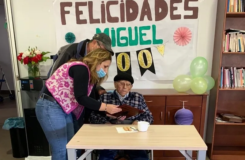 Miguel Martín Pascual celebra su 100 cumpleaños en la residencia La Llanada II de Aldeadávila