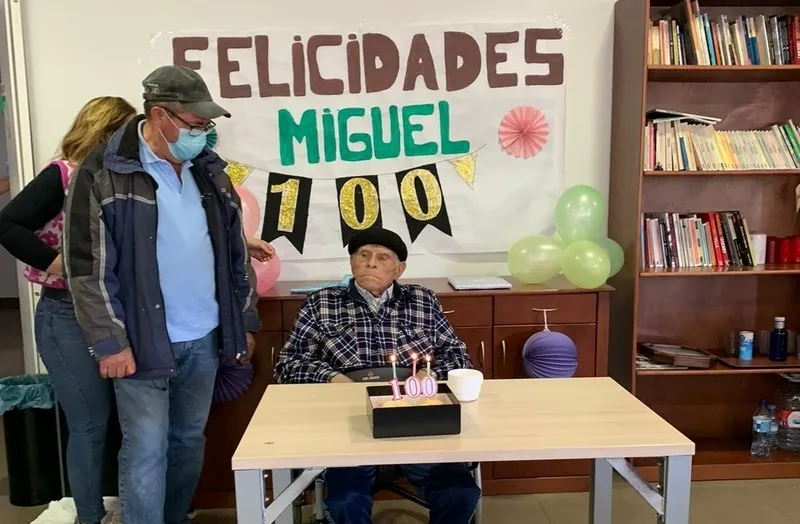 Miguel Martín Pascual celebra su 100 cumpleaños en la residencia La Llanada II de Aldeadávila