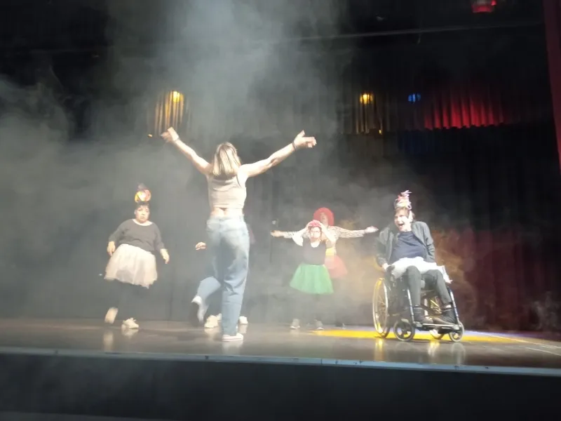 Actuación de alumnos del IES de Ledesma y del taller de teatro de Asprodes Vitigudino  