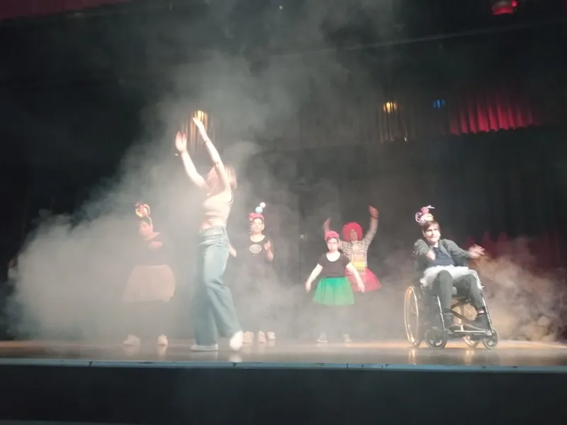 Actuación de alumnos del IES de Ledesma y del taller de teatro de Asprodes Vitigudino  
