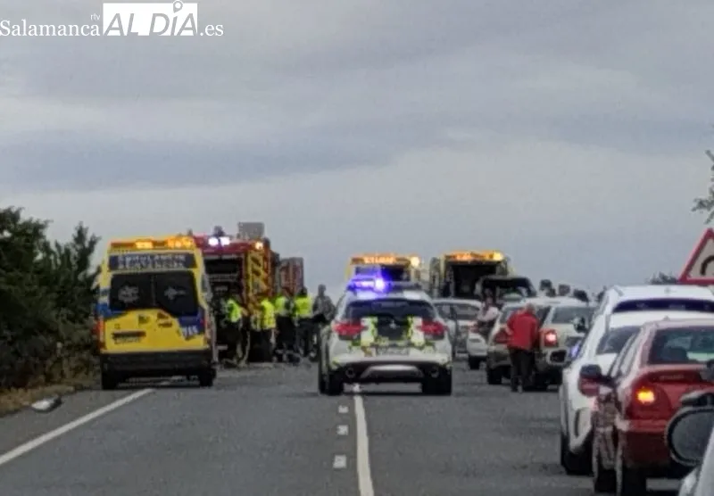 Accidente en Calvarrasa de Arriba y despliegue de bomberos y ambulancias
