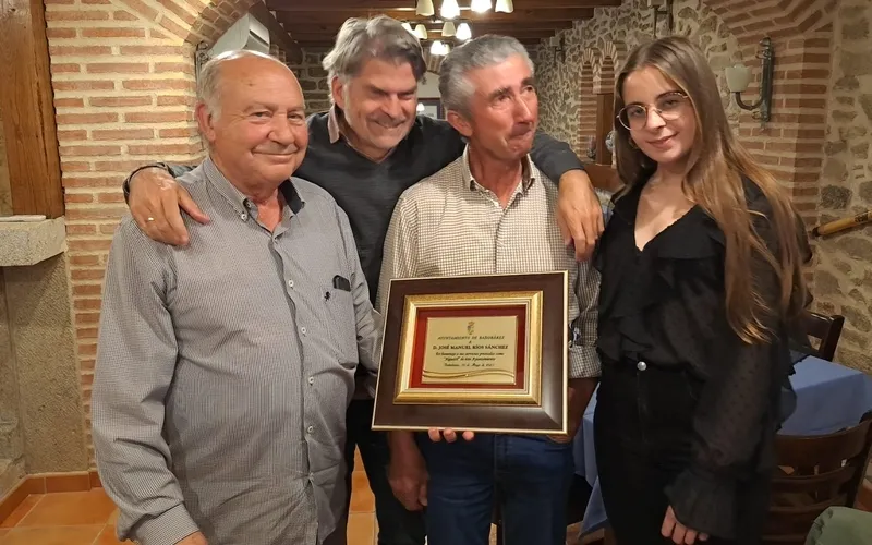 Emotivo homenaje por su jubilación a José Manuel Ríos Sánchez después de 40 años como alguacil de Bañobárez / FOTOS: MANUEL NICOLÁS BOGAZ
