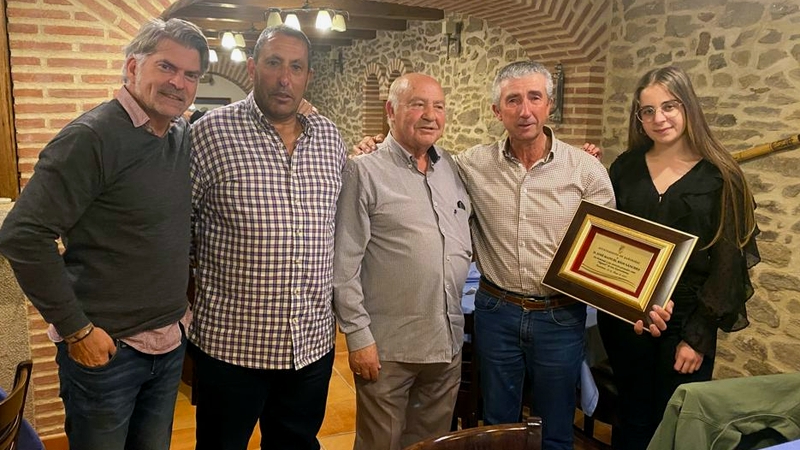 El Ayuntamiento de Bañobárez homenajea al alguacil José Manuel Ríos por su jubilación