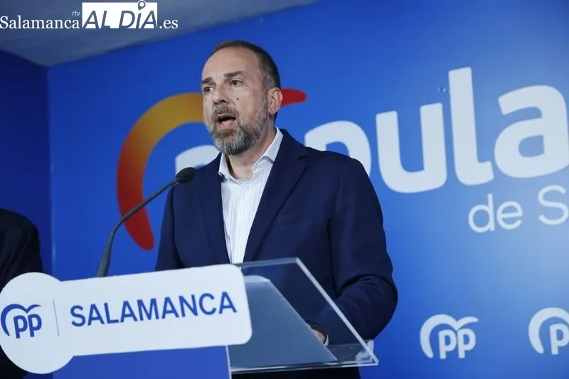 Rueda de prensa de José Antonio Bermúdez de Castro y Bienvenido de Arriba, parlamentarios nacionales del PP por Salamanca. Foto de David Sañudo
