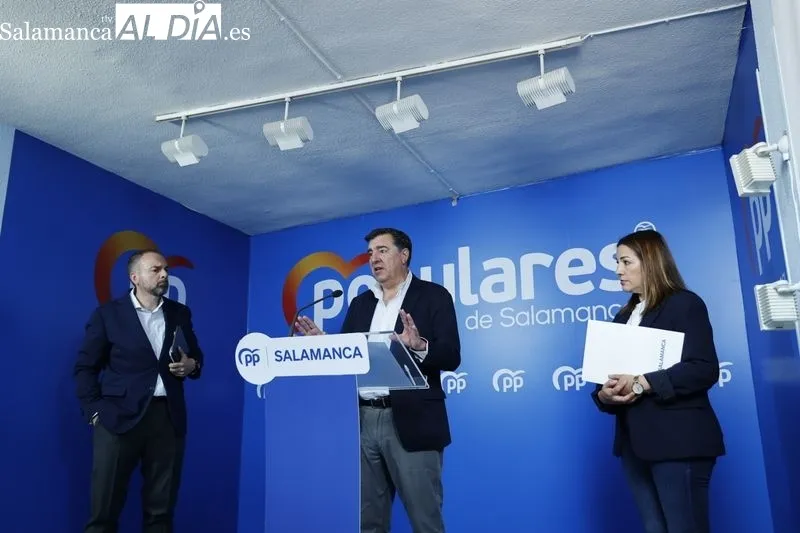 Rueda de prensa de José Antonio Bermúdez de Castro y Bienvenido de Arriba, parlamentarios nacionales del PP por Salamanca. Foto de David Sañudo