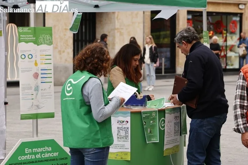 Actos en la plaza del Liceo de la Asociación Española Contra el Cáncer en Salamanca, con motivo del Día Mundial Sin Tabaco. Foto de David Sañudo