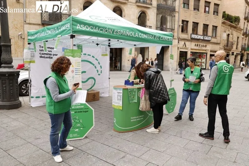 Actos en la plaza del Liceo de la Asociación Española Contra el Cáncer en Salamanca, con motivo del Día Mundial Sin Tabaco. Foto de David Sañudo
