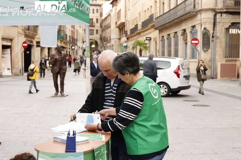 Actos en la plaza del Liceo de la Asociación Española Contra el Cáncer en Salamanca, con motivo del Día Mundial Sin Tabaco. Foto de David Sañudo