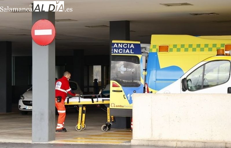 Foto de archivo de una ambulancia en el Hospital de Salamanca