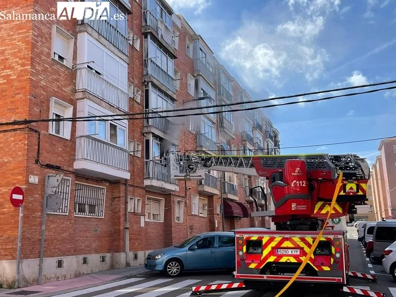 Incendio en la calle Santa Marta, en Salamanca, cerca de la estación de autobuses. Foto de Raúl Blázquez