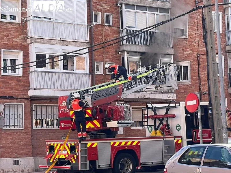 Incendio en la calle Santa Marta, en Salamanca, cerca de la estación de autobuses. Foto de Raúl Blázquez
