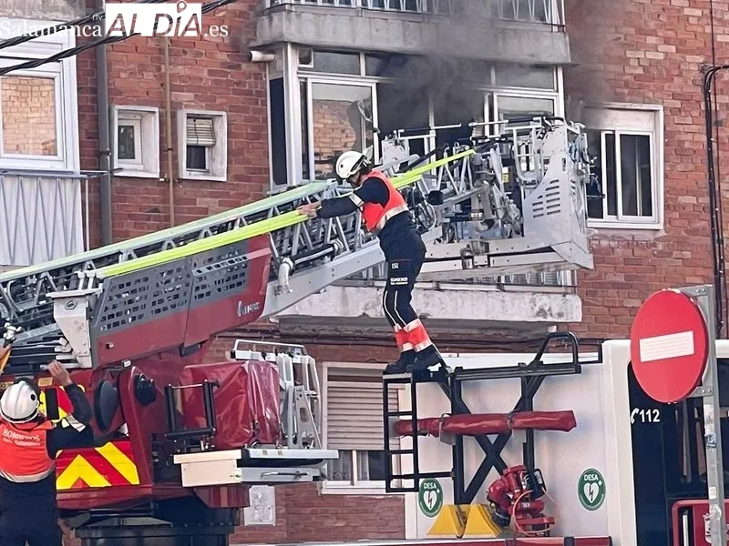 Incendio en la calle Santa Marta, en Salamanca, cerca de la estación de autobuses. Foto de Raúl Blázquez