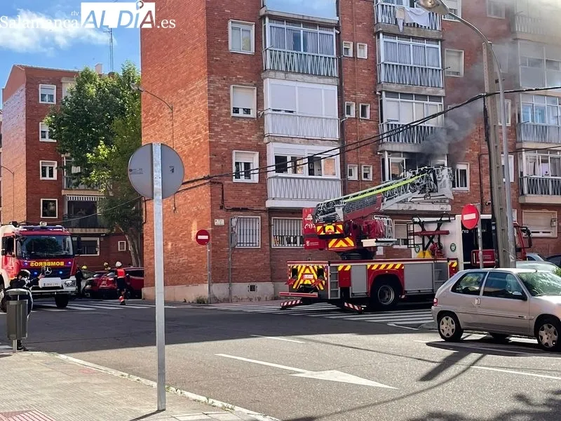 Incendio en la calle Santa Marta, en Salamanca, cerca de la estación de autobuses. Foto de Raúl Blázquez