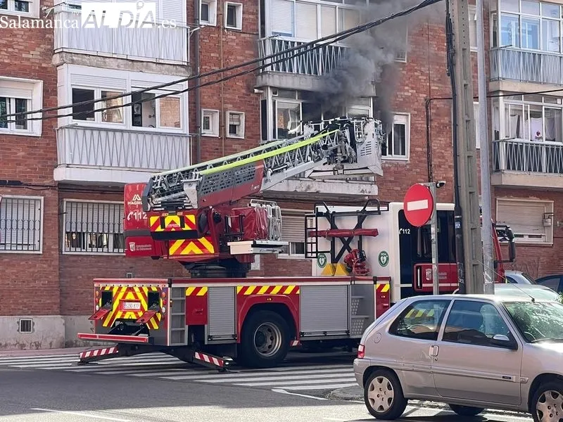 Incendio en la calle Santa Marta, en Salamanca, cerca de la estación de autobuses. Foto de Raúl Blázquez