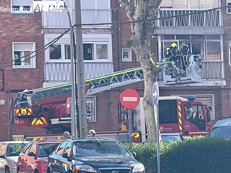 Incendio en la calle Santa Marta, en Salamanca, cerca de la estación de autobuses. Foto de Raúl Blázquez