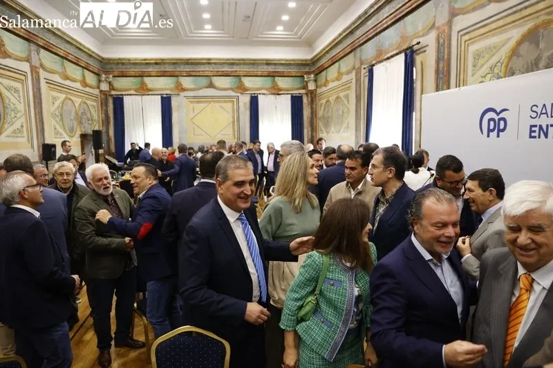 Encuentro de Carlos García Carbayo, candidato del PP a la Alcaldía de Salamanca, con empresarios y trabajadores de la ciudad. Foto de David Sañudo