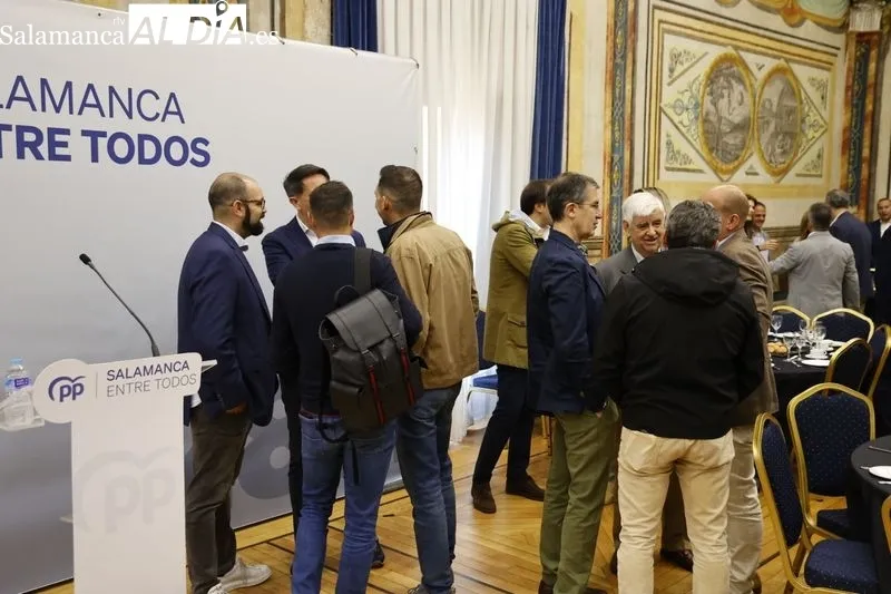 Encuentro de Carlos García Carbayo, candidato del PP a la Alcaldía de Salamanca, con empresarios y trabajadores de la ciudad. Foto de David Sañudo