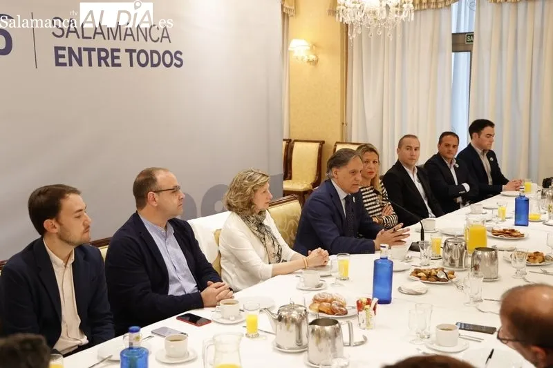 El candidato del PP a la Alcaldía de Salamanca, Carlos García Carbayo, en su rueda de prensa de esta mañana. Foto de David Sañudo