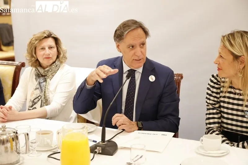 El candidato del PP a la Alcaldía de Salamanca, Carlos García Carbayo, en su rueda de prensa de esta mañana. Foto de David Sañudo