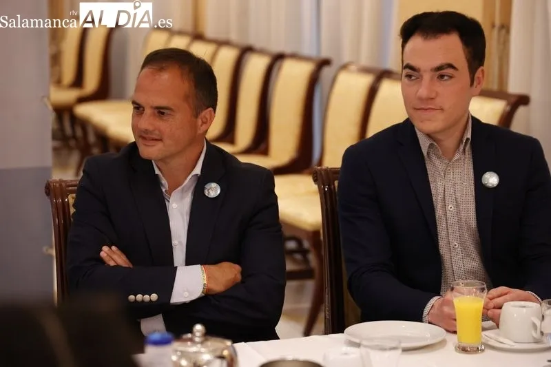 El candidato del PP a la Alcaldía de Salamanca, Carlos García Carbayo, en su rueda de prensa de esta mañana. Foto de David Sañudo