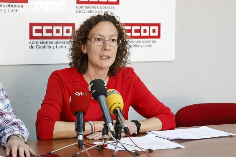 Rueda de prensa del delegado de CCOO en la Junta de Personal Docente de Salamanca, Jesús Piñuela, y la secretaria de CCOO Enseñanza Salamanca, Laura Mayo. Foto de David Sañudo