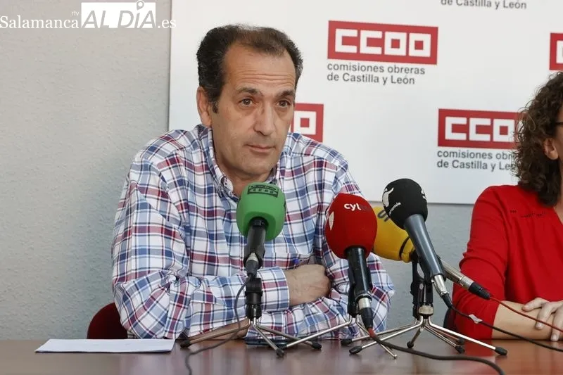 Rueda de prensa del delegado de CCOO en la Junta de Personal Docente de Salamanca, Jesús Piñuela, y la secretaria de CCOO Enseñanza Salamanca, Laura Mayo. Foto de David Sañudo
