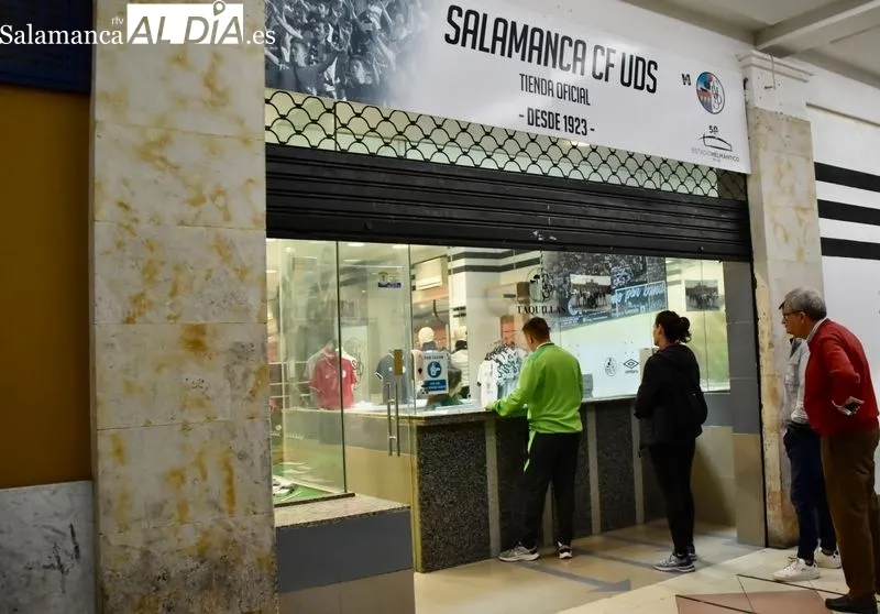 Colas en las boutique del Salamanca UDS para comprar las entradas del encuentro ante el Sant Andreu. Foto de Vanesa Martins