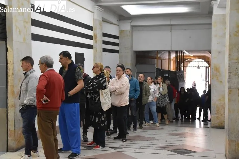 Colas en las boutique del Salamanca UDS para comprar las entradas del encuentro ante el Sant Andreu. Foto de Vanesa Martins