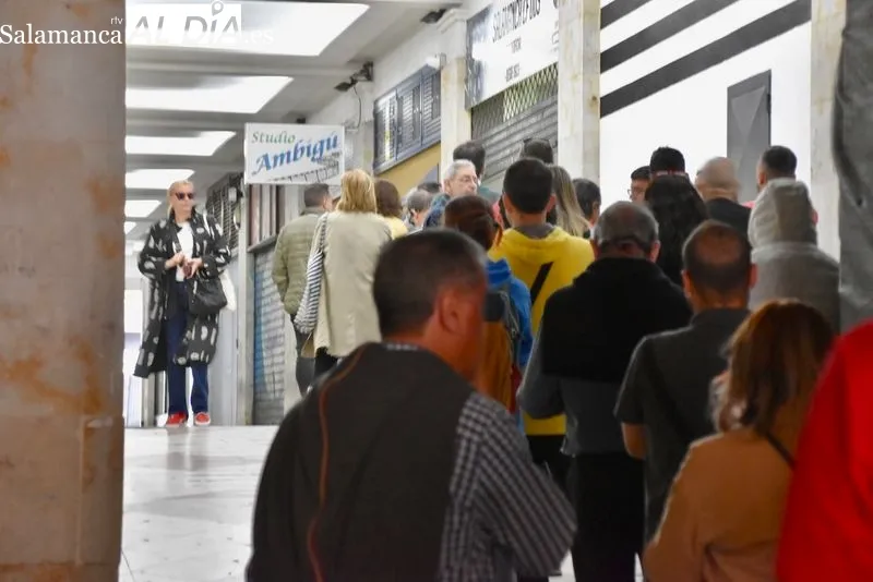 Colas en las boutique del Salamanca UDS para comprar las entradas del encuentro ante el Sant Andreu. Foto de Vanesa Martins