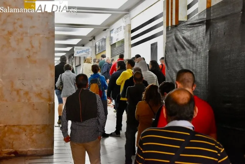 Colas en las boutique del Salamanca UDS para comprar las entradas del encuentro ante el Sant Andreu. Foto de Vanesa Martins