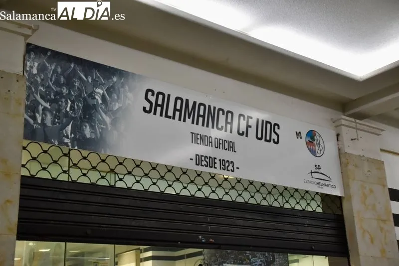 Colas en las boutique del Salamanca UDS para comprar las entradas del encuentro ante el Sant Andreu. Foto de Vanesa Martins