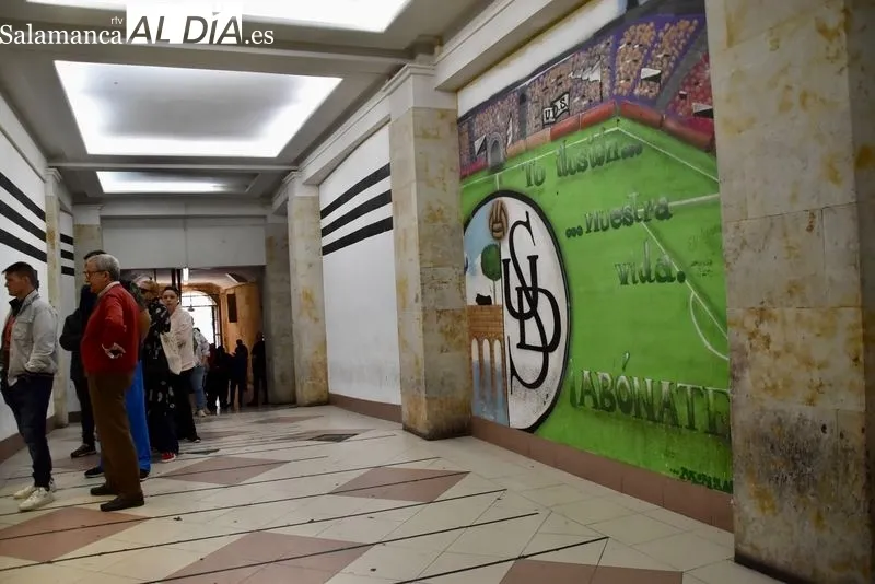 Colas en las boutique del Salamanca UDS para comprar las entradas del encuentro ante el Sant Andreu. Foto de Vanesa Martins