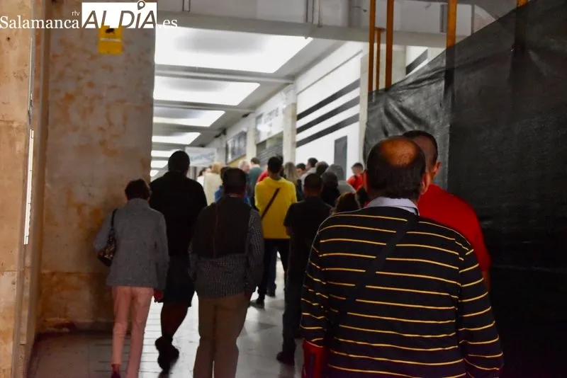 Colas en las boutique del Salamanca UDS para comprar las entradas del encuentro ante el Sant Andreu. Foto de Vanesa Martins