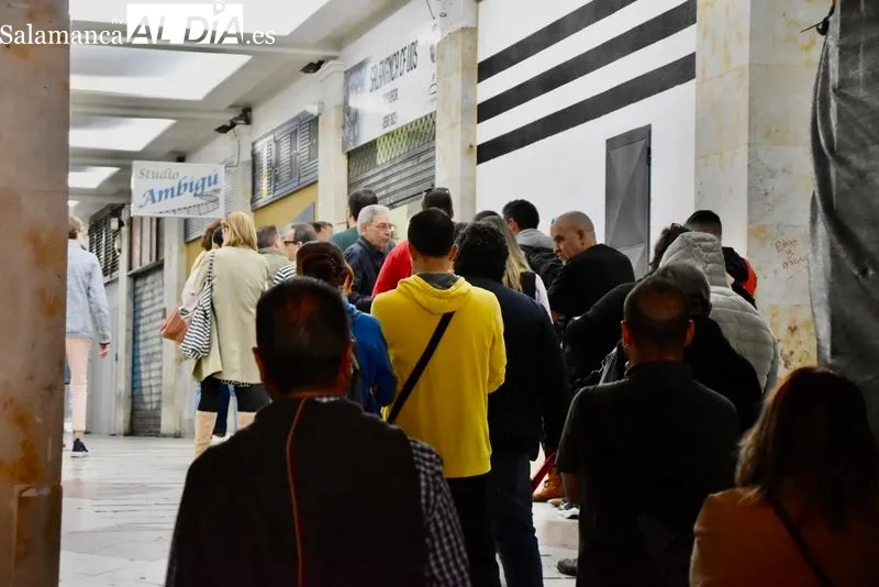 Colas en las boutique del Salamanca UDS para comprar las entradas del encuentro ante el Sant Andreu. Foto de Vanesa Martins