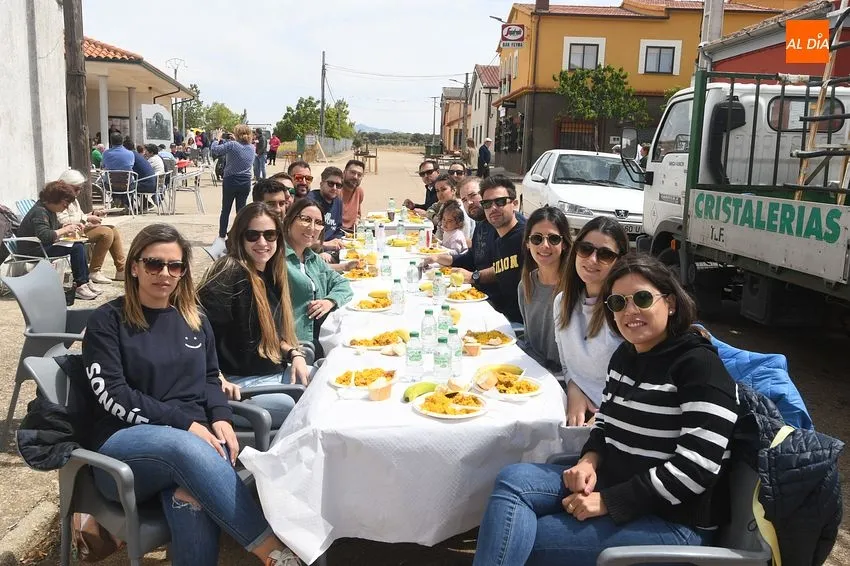 Foto 2 - Cabrillas disfruta de una paella popular por invitaci&oacute;n de la Asociaci&oacute;n de Cazadores