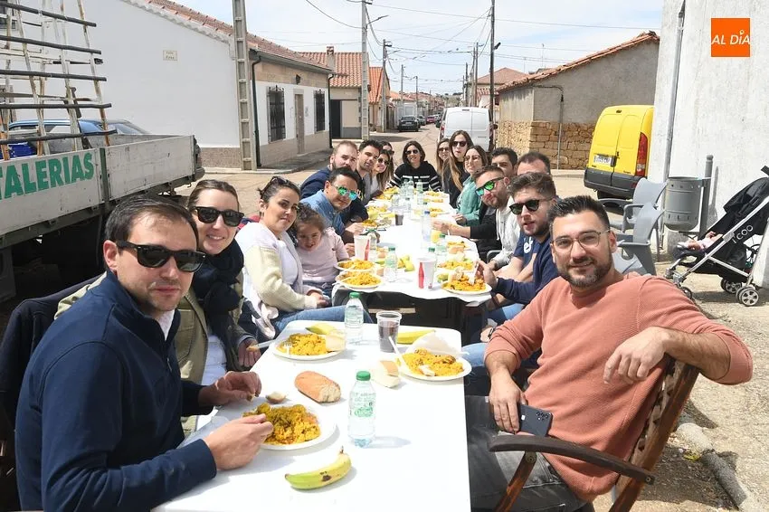 Foto 3 - Cabrillas disfruta de una paella popular por invitaci&oacute;n de la Asociaci&oacute;n de Cazadores
