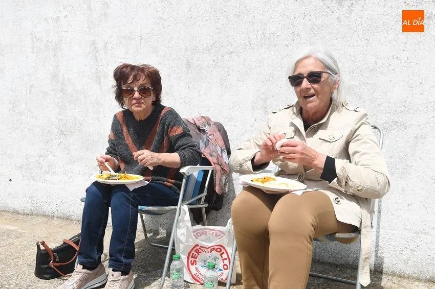 Foto 4 - Cabrillas disfruta de una paella popular por invitaci&oacute;n de la Asociaci&oacute;n de Cazadores