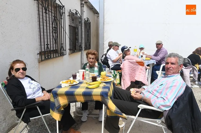 Foto 5 - Cabrillas disfruta de una paella popular por invitaci&oacute;n de la Asociaci&oacute;n de Cazadores