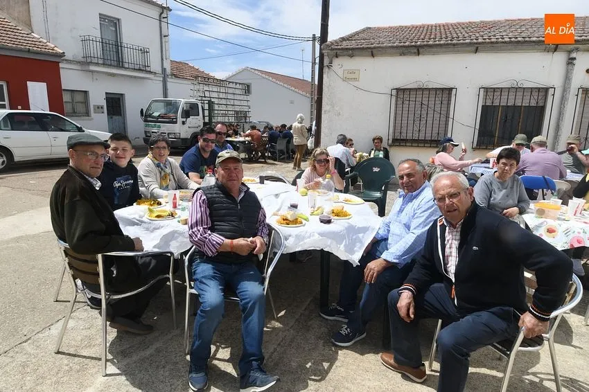 Foto 7 - Cabrillas disfruta de una paella popular por invitaci&oacute;n de la Asociaci&oacute;n de Cazadores