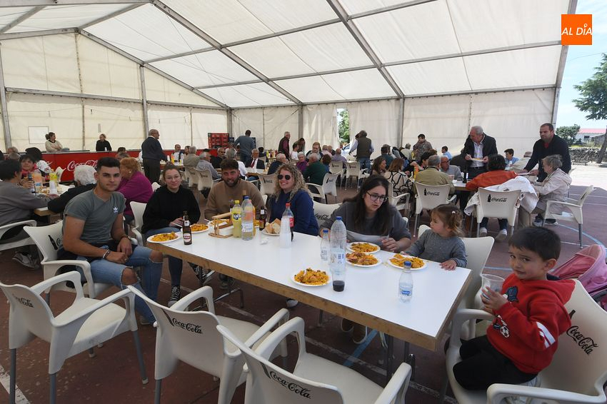 Foto 6 - Una comida conjunta cierra las fiestas de Carpio de Azaba tras bendecir los campos