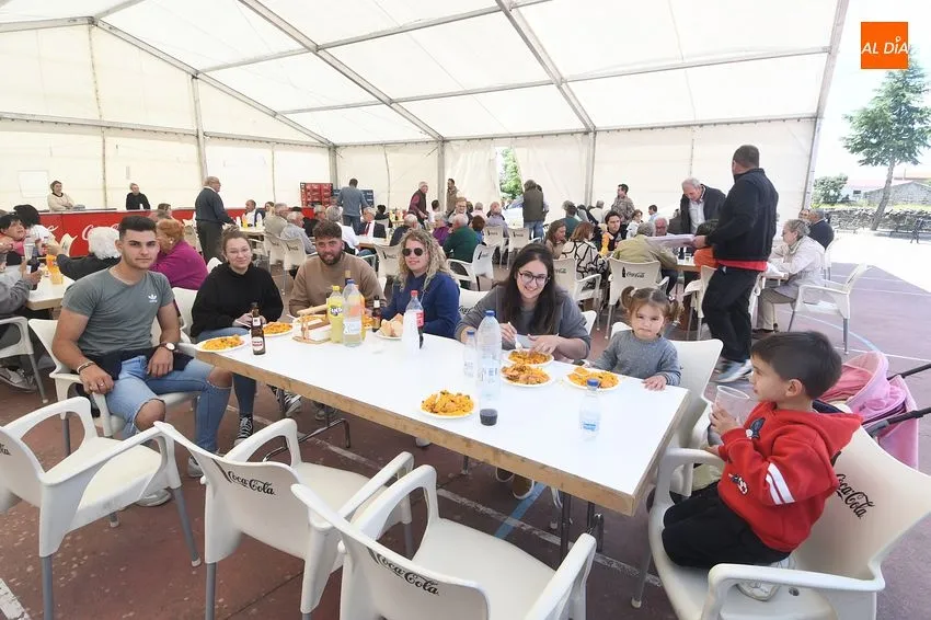 Foto 7 - Una comida conjunta cierra las fiestas de Carpio de Azaba tras bendecir los campos