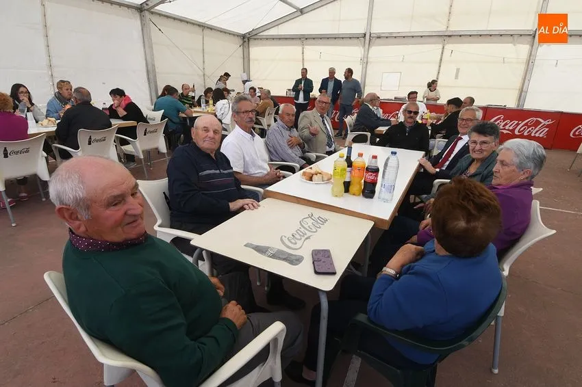 Foto 9 - Una comida conjunta cierra las fiestas de Carpio de Azaba tras bendecir los campos