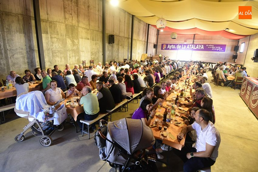 Foto 3 - Unas 250 personas comen juntas en La Atalaya dentro de sus fiestas patronales
