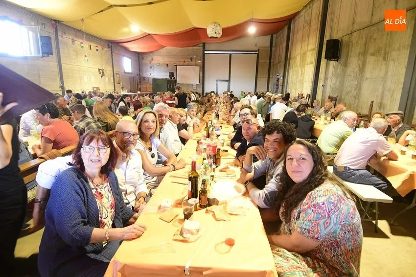 Foto 11 - Unas 250 personas comen juntas en La Atalaya dentro de sus fiestas patronales