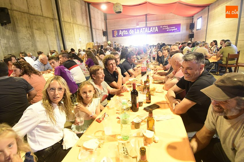 Foto 5 - Unas 250 personas comen juntas en La Atalaya dentro de sus fiestas patronales