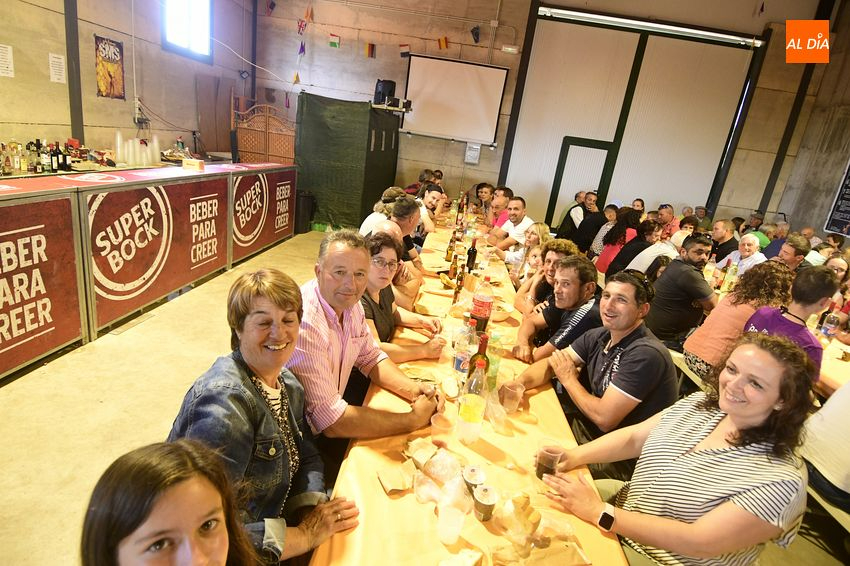 Foto 6 - Unas 250 personas comen juntas en La Atalaya dentro de sus fiestas patronales