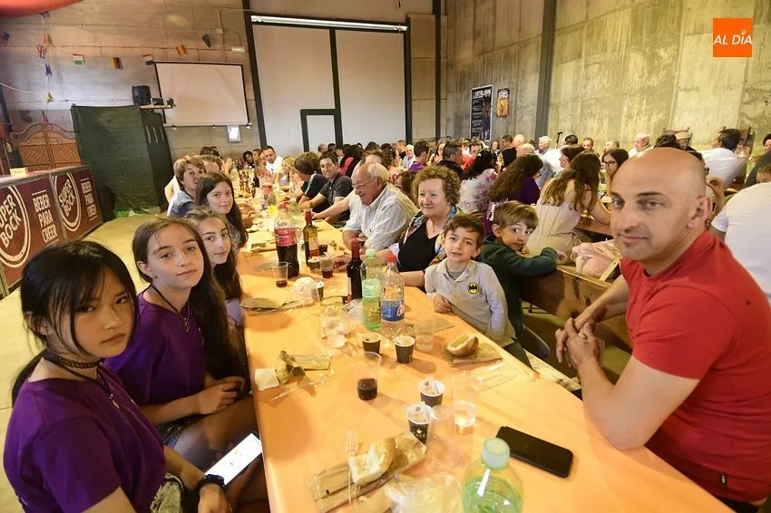 Foto 8 - Unas 250 personas comen juntas en La Atalaya dentro de sus fiestas patronales