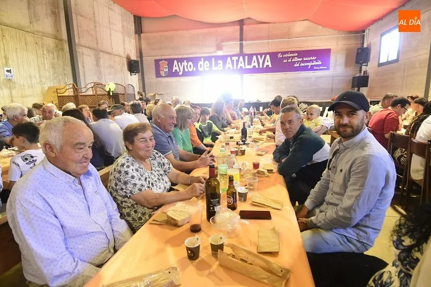 Foto 9 - Unas 250 personas comen juntas en La Atalaya dentro de sus fiestas patronales