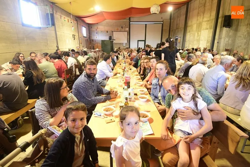 Foto 10 - Unas 250 personas comen juntas en La Atalaya dentro de sus fiestas patronales